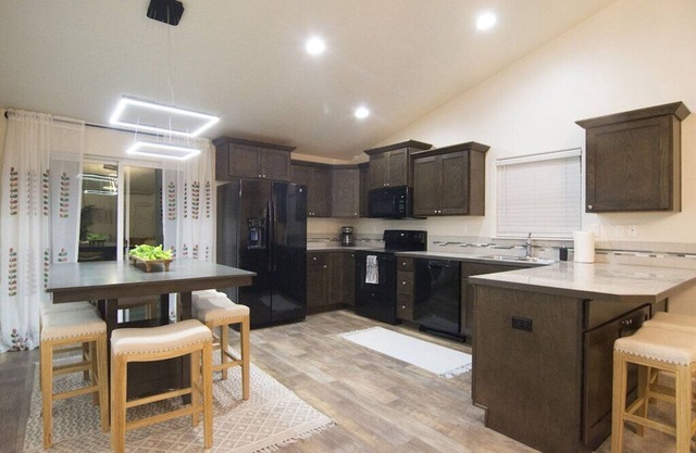 TWO Houses NEXT DOOR! 6bed/4bath Sleeps 16 total!