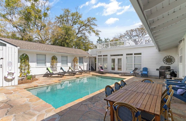 Two Houses together! East Beach, 6 bedrooms and Pool Big Family Ready
