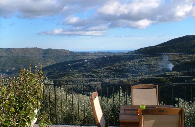Apartamento con vista panorámica, entre los olivos, mar a 15 km.