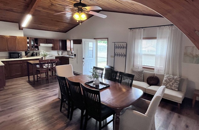 30 days +, pets, 2 kitchens, 2 laundry, 13+guests