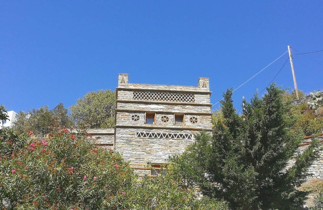 Villa de piedra tradicional de dos niveles