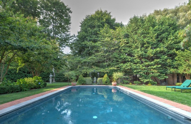 NUEVA LISTA: A 800 metros del océano Atlántico y cerca del centro del pueblo, ��el encanto clásico de los Hamptons con brillantes detalles y comodidades contemporáneas!
