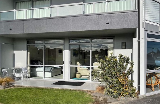 Two Mile Bay Apartment by the lake