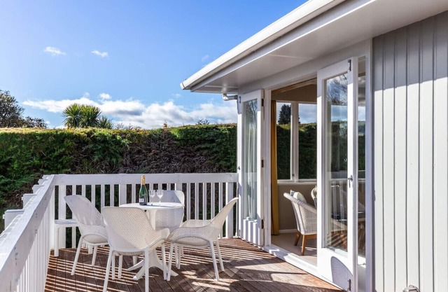 Two Mile Bay Getaway – Comfort & Convenience with Wi-Fi