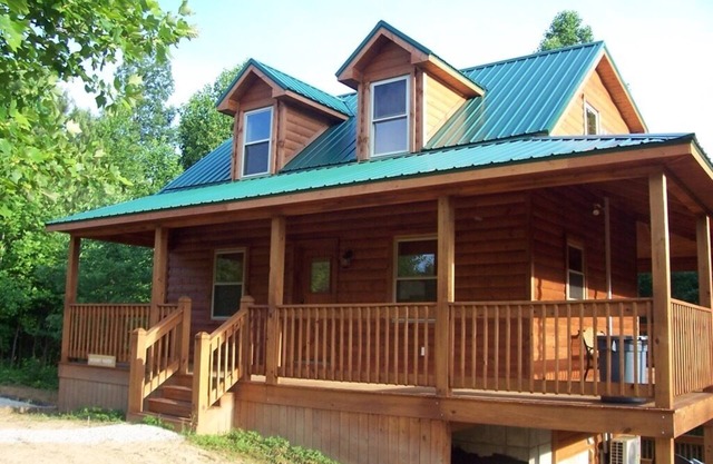 Two miles from Mammoth Cave National Park, 1300 sq ft cabin, hot tub, disc golf
