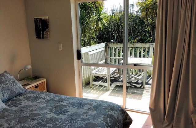 Two minutes from famous Raglan surf beaches. Access to bush track. Dogs welcome.