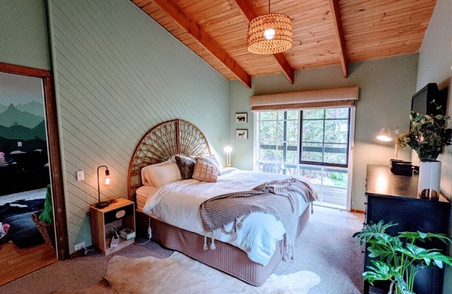 Two Mountains Lodge. Modern, homely alpine retreat with salt spa. Mt.Buller base