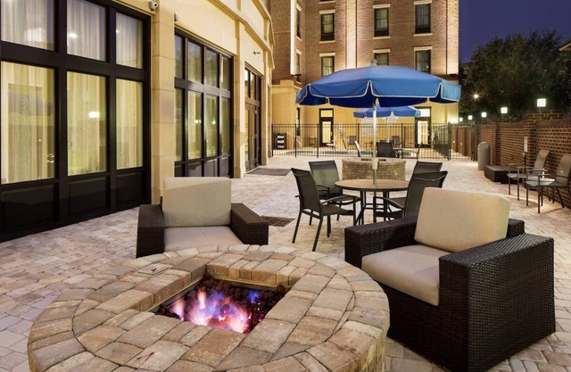 Two Relaxing Family Rooms Close to Savannah River Front | Pool + Free Breakfast