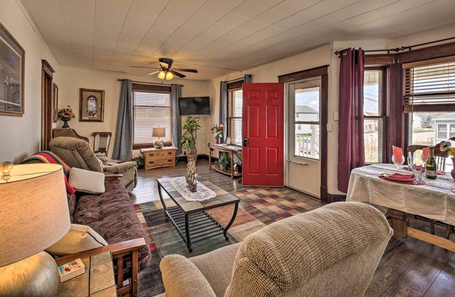 ¡NUEVO! Two Rivers Getaway - ¡Camina hasta el lago Michigan!
