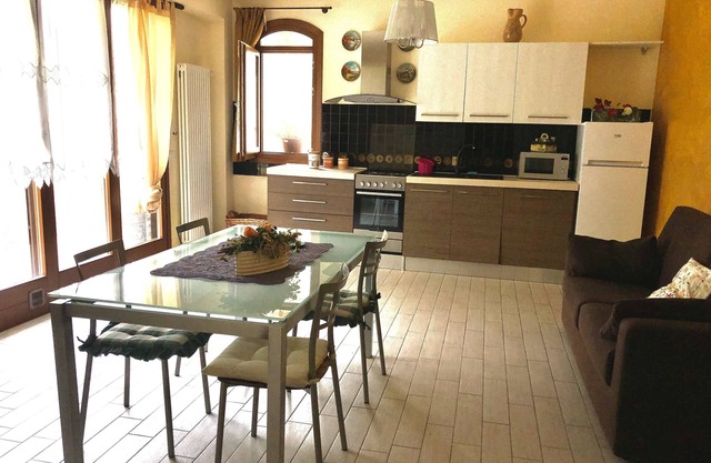Apartamento de dos habitaciones en complejo con piscina y jardín.