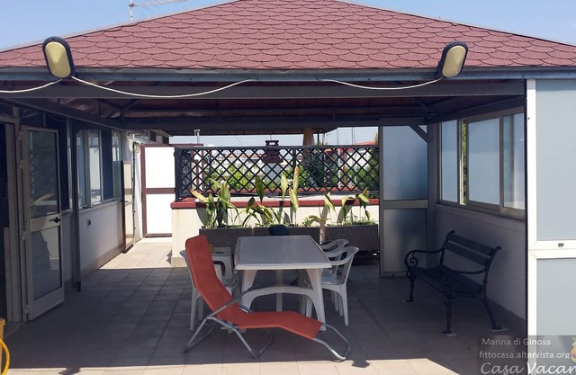 Apartamento de dos habitaciones con terraza para relajantes vacaciones de verano.