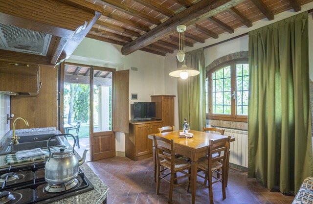 Cómodo apartamento en una casa de campo con una piscina panorámica