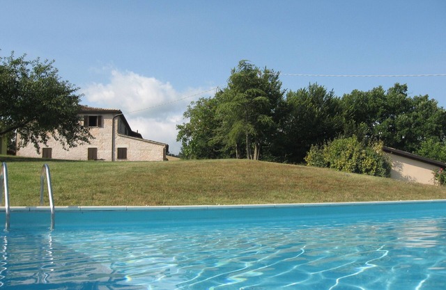 Apartamento de dos habitaciones 4 p. cama en una granja en Acqualagna en el valle de la trufa