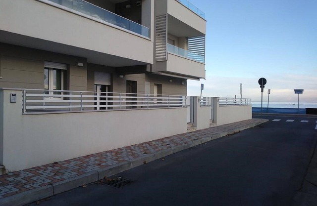 Apartamento de dos habitaciones a tiro de piedra del mar