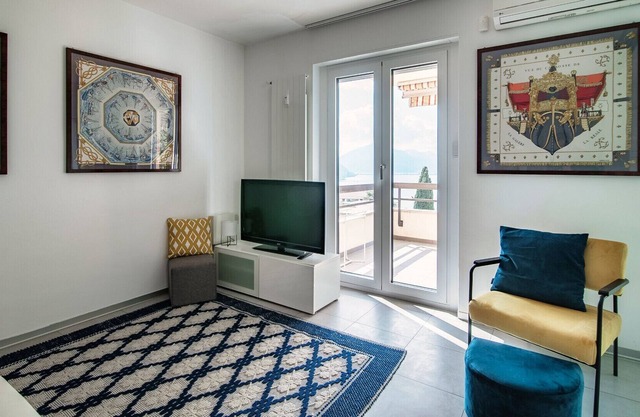 Two-room apartment with terrace and Lugano lake view (GOCCIA DI LAGO)