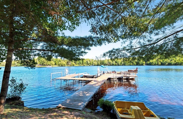 ¡NUEVO LISTADO! Dos cabañas frente al lago para familias con muelle y hoguera - ¡perros bien!