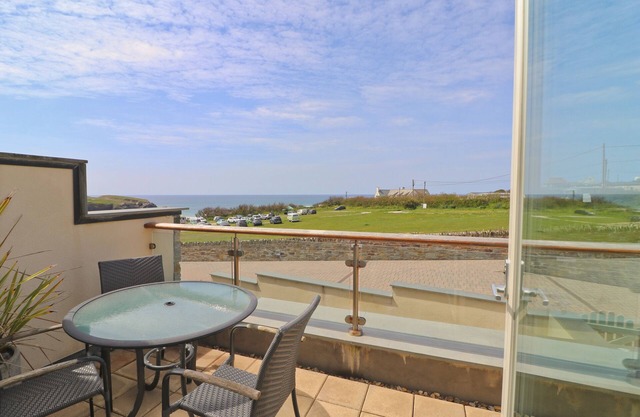 Two storey apartment with balcony and sea views opposite the beach