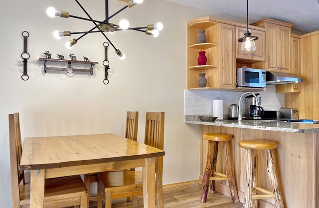Two Storey Cozy Chalet W/2BR&2BA Balcony Mountain Views/By Banff Gate / Sleep 6