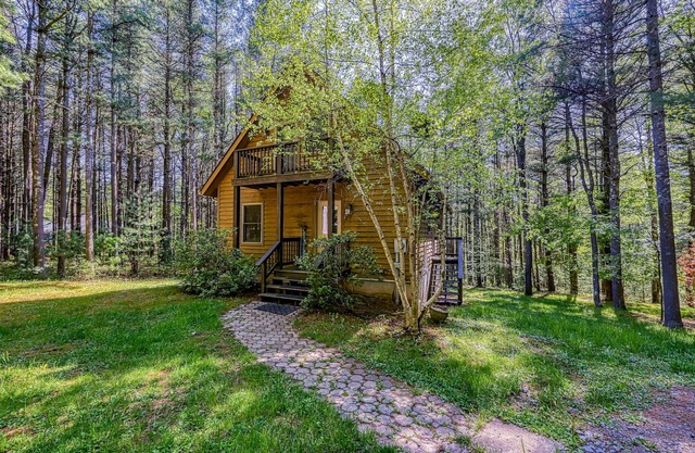 Two-story cottage near the lake with a firepit, wood stove, & washer/dryer