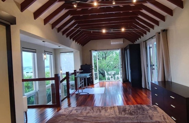 This apartment is a 1 bedroom(s), 1 bathrooms, located in Pembroke, Pembroke Parish.