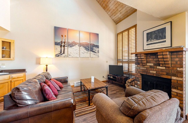 ¡NUEVO LISTADO! Condominio de montaña de dos pisos con chimenea, piscina compartida, gimnasio y sala de juegos