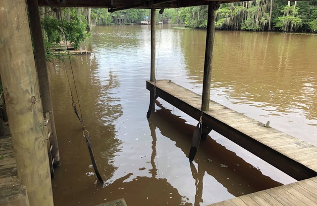 Two-story on the river that sleeps up to 14! Boat lift & ramp. Deck over water
