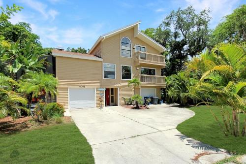Two Story Private Pool Home Near Bradenton Beach