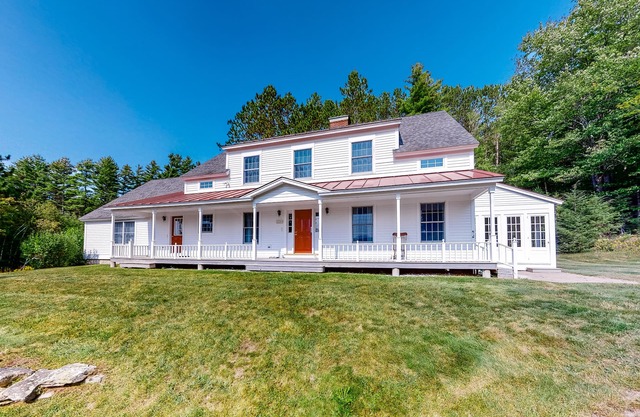 Two-story, spacious, dog-friendly house w/mountain views & large front porch