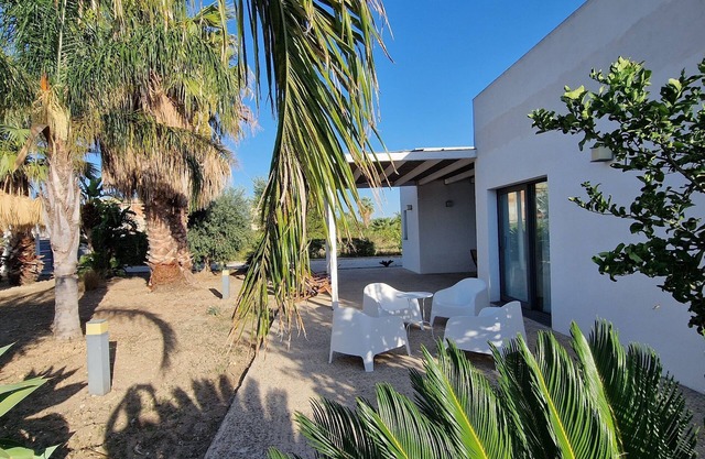 Two-story villa with garden a stone's throw from the sea