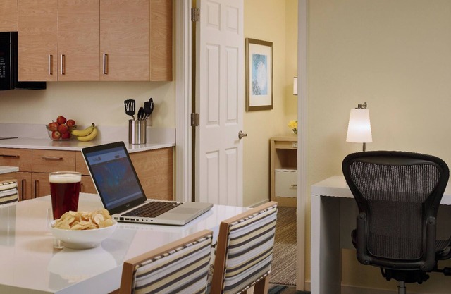 Two Suites with Full Kitchen, Pool & Gym Close to Rutgers University