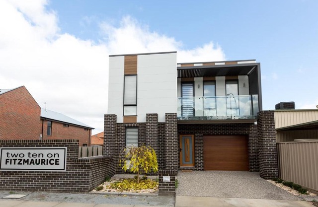TWO TEN Sleeps 10! Luxury CBD Accommodation