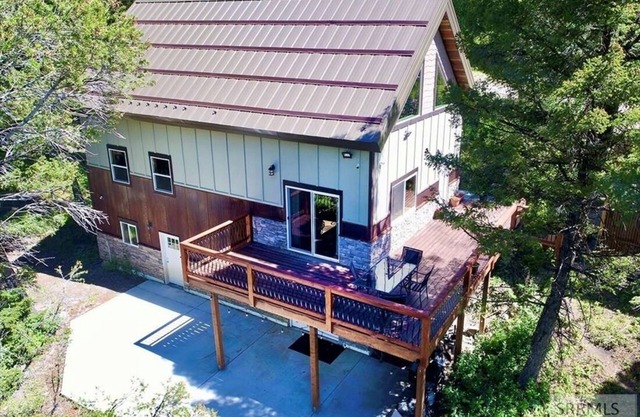 Two Top Stop - Newly built cabin, 16m from Yellowstone, across from Henry's Lake