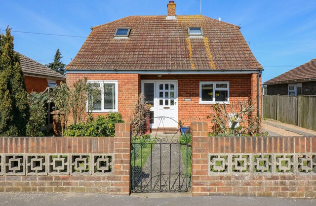 TWYNHOLM, pet friendly, character holiday cottage in Warden
