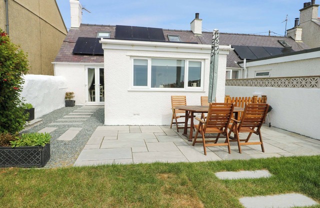 TY BACH, pet friendly, with open fire in Rhosneigr