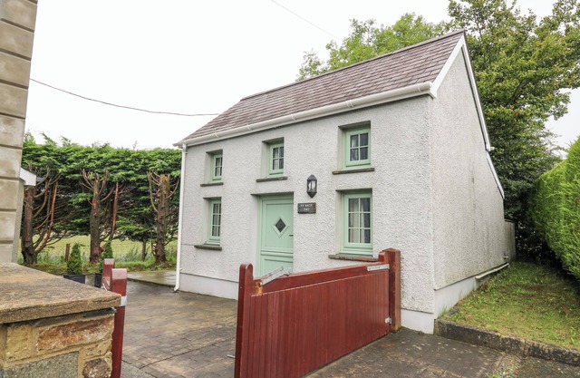 TY BACH TWT, romantic, with a garden in Cross Inn