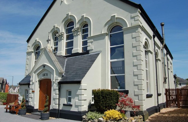 Ty Capel, converted chapel with hot tub in Tywyn