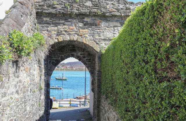 TY CAPEL VESTRY, pet friendly, with a garden in Conwy