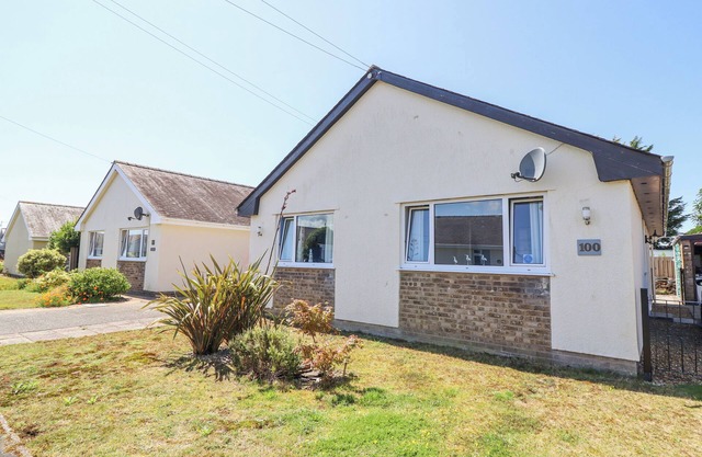 TY GLAN MORFA, pet friendly, with a garden in Morfa Bychan