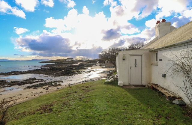 TY GWYN, pet friendly, country holiday cottage in Trearddur Bay