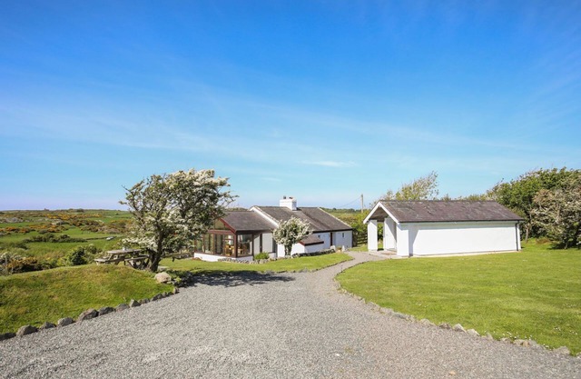 TY MYNYDD, pet friendly, with a garden in Rhoscolyn
