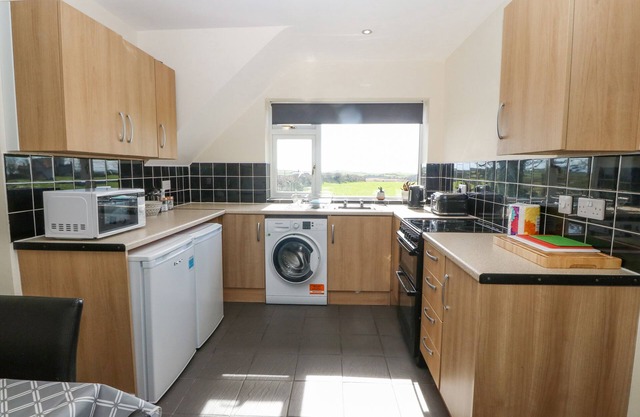 TY NI ANNEX, pet friendly, with a garden in Llanfaelog