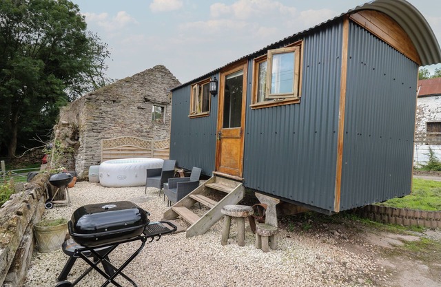 TY OLWYN BACH, pet friendly, with a garden in Tal-Y-Bont-On-Usk