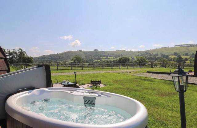 TY TWT TEIFI, romantic, with hot tub in Llanddewi-Brefi
