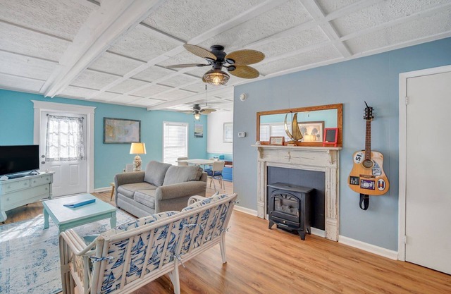 Tybee Lighthouse Cottage (A): Walk to the Beach!