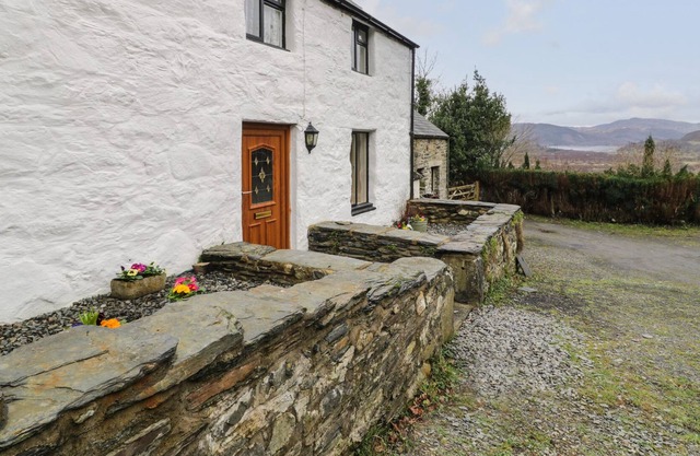 TYDDYN SEFFRA, family friendly, with open fire in Fairbourne