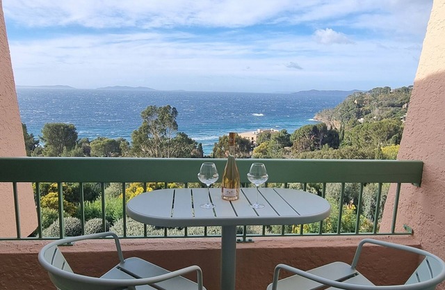 Type 2 apartment with sea view, 5 minutes from the beach, ideal for a couple.