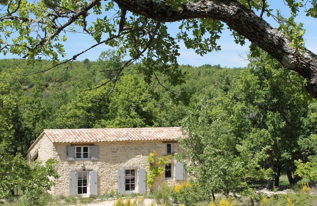 Típica casa de piedra provenzal con piscina en un lugar tranquilo y aislado