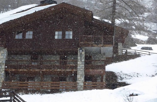chalet de lujo con una hermosa vista y el encanto de la madera y la piedra