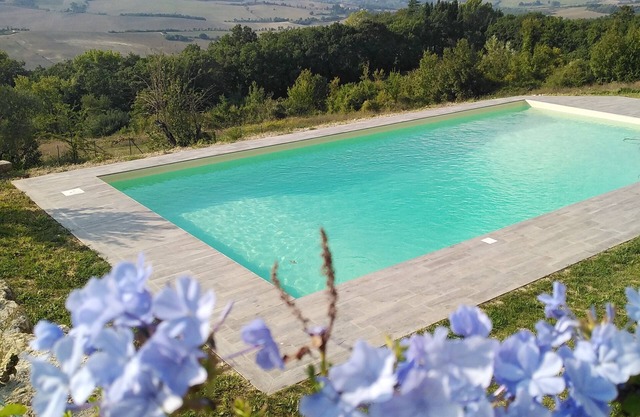 casa de campo típica con piscina en las verdes colinas de Umbría
