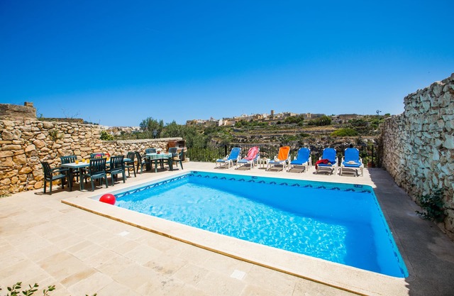 Casa de campo típica de elección con piscina autorizada por la Autoridad de Turismo de Malta.